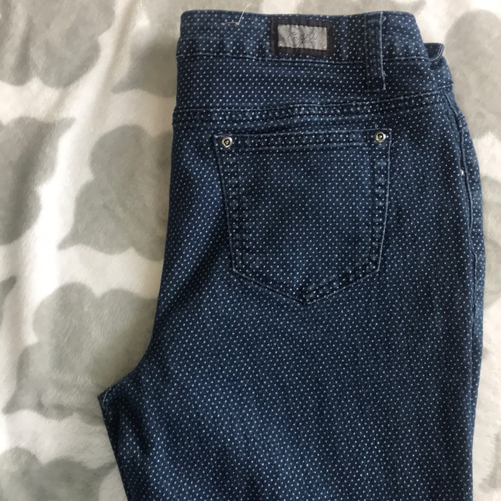 White polka-dot “mom” jeans